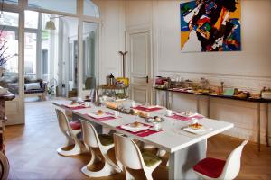 una sala da pranzo con tavolo e sedie bianchi di Guesthouse PPP a Gand