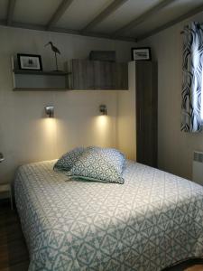 En eller flere senger på et rom på les Bains de Mer