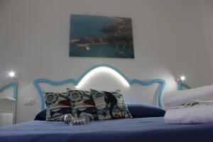 una camera con letto blu e cuscino per cani di EXCLUSIVE HOME a Castellammare del Golfo