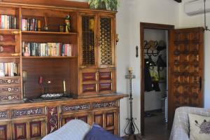 ベニッサにあるVilla Leones - privacy - by Holiday Rentals Villamarのリビングルーム(大きな木製の本棚付)