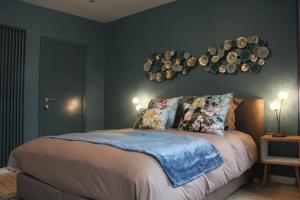 スパにあるLola des Sourcesの壁にたくさんの鍋が置かれたベッドのある寝室 +8枚の写真