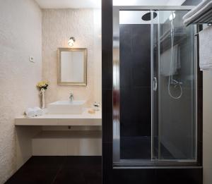 een badkamer met een douche en een wastafel bij Romantic Luxury Rooms in Split +31 foto's