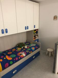 Schlafzimmer mit einem Bett und weißen Schränken in der Unterkunft Sweet home Pozzuoli in Pozzuoli