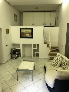 ein Wohnzimmer mit einem Sofa und einem Tisch in der Unterkunft Sweet home Pozzuoli in Pozzuoli