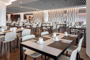 Reštaurácia alebo iné gastronomické zariadenie v ubytovaní Clarion Congress Hotel Prague