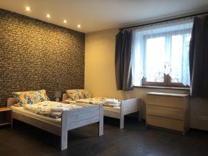 um quarto com duas camas e uma janela em Hotel Harmonia em Partizánska ľupča