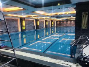 Bazén v ubytování Hangzhou Cosy Park Hotel(Liangzhu) nebo v jeho okolí