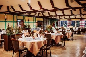 a dining room filled with tables and chairs at Hotel Restaurant 7 Berge am Schlehberg in Alfeld