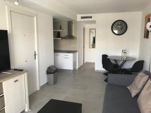 ein Wohnzimmer mit Sofa und Tisch in der Unterkunft Modern luxury apartment in Corralejo