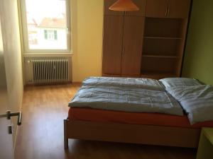 - une petite chambre avec un lit et une fenêtre dans l'établissement Ferienwohnung Viers, à Bregenz