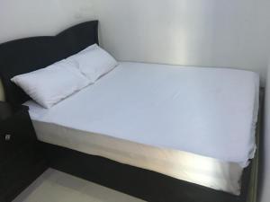 A bed or beds in a room at Pool View One bedroom Apt - B103