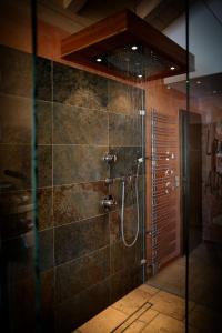 baño con ducha y puerta de cristal en Landhaus Alpengruss, en Kössen