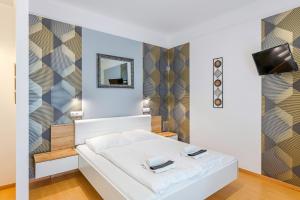 ブダペストにあるPARKING, AC, WIFI 2 room apartment in the centerの鏡付きの部屋の白いベッド1台