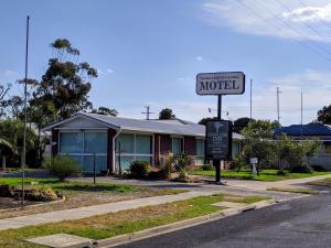 a motel sign on the side of a street at Travellers Inn Kaniva in Kaniva