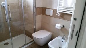 a bathroom with a toilet and a shower and a sink at Appartamento Sant'Anna I in Salò