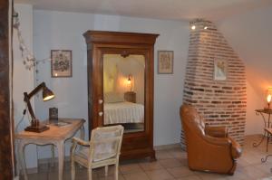 a room with a mirror and a desk and a chair at LA MAISON DU PECHEUR in Chaumont-sur-Loire +15 photos