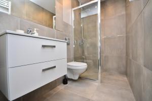 ジブヌベクにあるAPARTAMENT - PORTA MARE - LEŚNE TARASY - 45B/2のバスルーム(トイレ、ガラス張りのシャワー付)