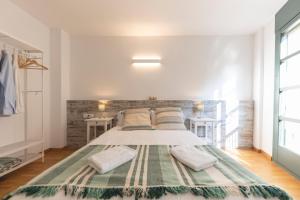 ein Schlafzimmer mit einem großen Bett mit Kissen in der Unterkunft Bravissimo Sant Pau in Girona