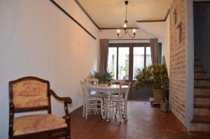 a dining room with a table and chairs at LA MAISON DU PECHEUR in Chaumont-sur-Loire