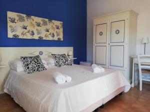 ein Schlafzimmer mit einem Bett mit zwei Handtüchern darauf in der Unterkunft Hotel Frassetto in Santa Teresa Gallura