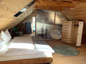 um quarto com uma cama e um quadro na parede em meinHimmelschlüssel em Mitterbach