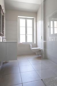 A bathroom at Chez Jules et Léonie