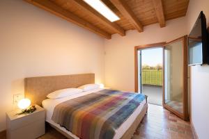 een slaapkamer met een bed en een balkon bij Agriturismo Casa Fiorindo in Meolo