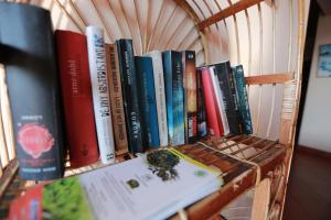 un estante de libros con un montón de libros. en Mcleod-Inn, en Kandy