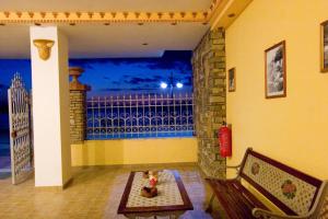 a room with a bench and a wall with a window at Diavlos Oreon in Oreoi