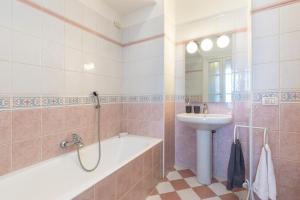 une salle de bain avec une baignoire et un lavabo dans l'établissement Palazzo BellaVista by Impero House, à Stresa 10 autres photos