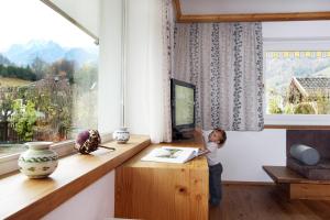 Televízia a/alebo spoločenská miestnosť v ubytovaní Chalet Georg