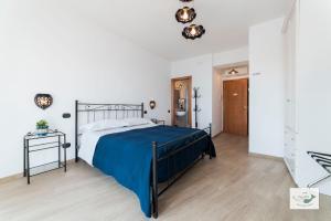 1 dormitorio con 1 cama grande con manta azul en B&B Palazzo Pinto 2 en Vietri