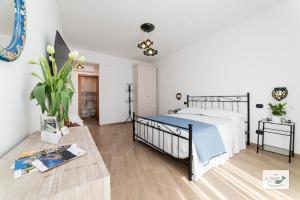 sypialnia z łóżkiem i stołem w obiekcie B&B Palazzo Pinto 2 w mieście Vietri sul Mare