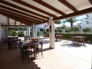 A restaurant or other place to eat at Hostal Port Fornells