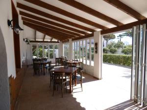 A restaurant or other place to eat at Hostal Port Fornells