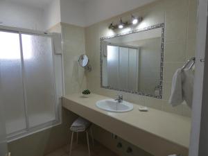 A bathroom at Hostal Port Fornells