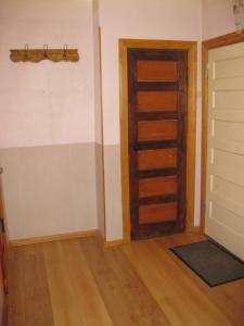 Private apartment in Tallin Kalamaja في تالين: غرفة فارغة فيها باب وارضية خشبية