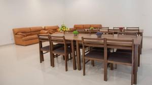 uma sala de jantar com uma mesa e cadeiras e um sofá em RedDoorz Syariah near Universitas Negeri Malang em Malang