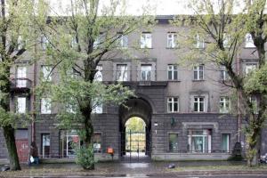 un gran edificio de ladrillo con un arco delante de él en Private apartment in Tallin Kalamaja en Tallin