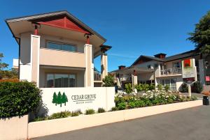 Un edificio con un cartello per un club natalizio di Cedar Grove Motor Lodge a Nelson