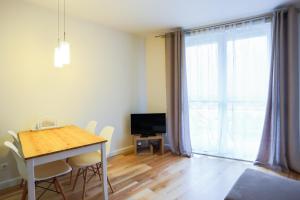 Telewizja i/lub zestaw kina domowego w obiekcie Apartamenty Świnoujście - Bałtycka