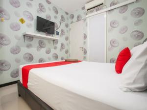 Postel nebo postele na pokoji v ubytování RedDoorz @ Raya Tidar + 8 fotografií