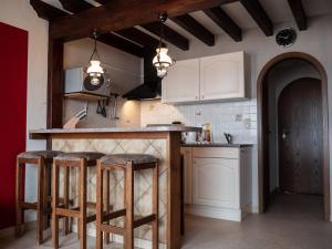 eine Küche mit einer Theke und Stühlen in der Unterkunft Appartement Am Hohenbusch in Burg-Reuland