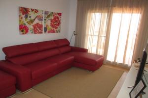 ムルシアにあるLa Islaのリビングルームの赤い革張りのソファ