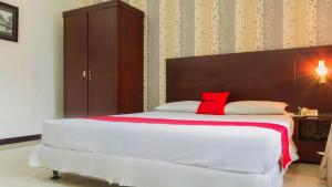 Postel nebo postele na pokoji v ubytování RedDoorz @ Cikutra 3