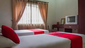 Katil atau katil-katil dalam bilik di RedDoorz @ Cikutra 3