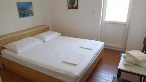 En eller flere senge i et værelse på Veli Brig Apartment