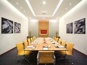 The business area and/or conference room at Vivanta Kolkata EM Bypass