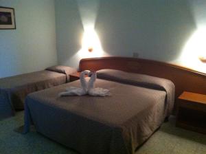 a hotel room with two beds with white towels at Hotel Eden in San Domino