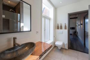 bagno con lavandino nero e servizi igienici di Loft Studio's a Zandvoort